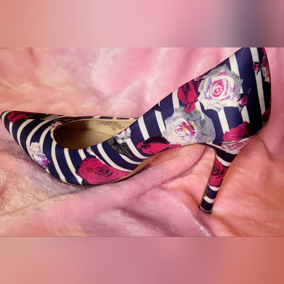 SZ 8.5 GUESS Heel - Picture 1 of 14